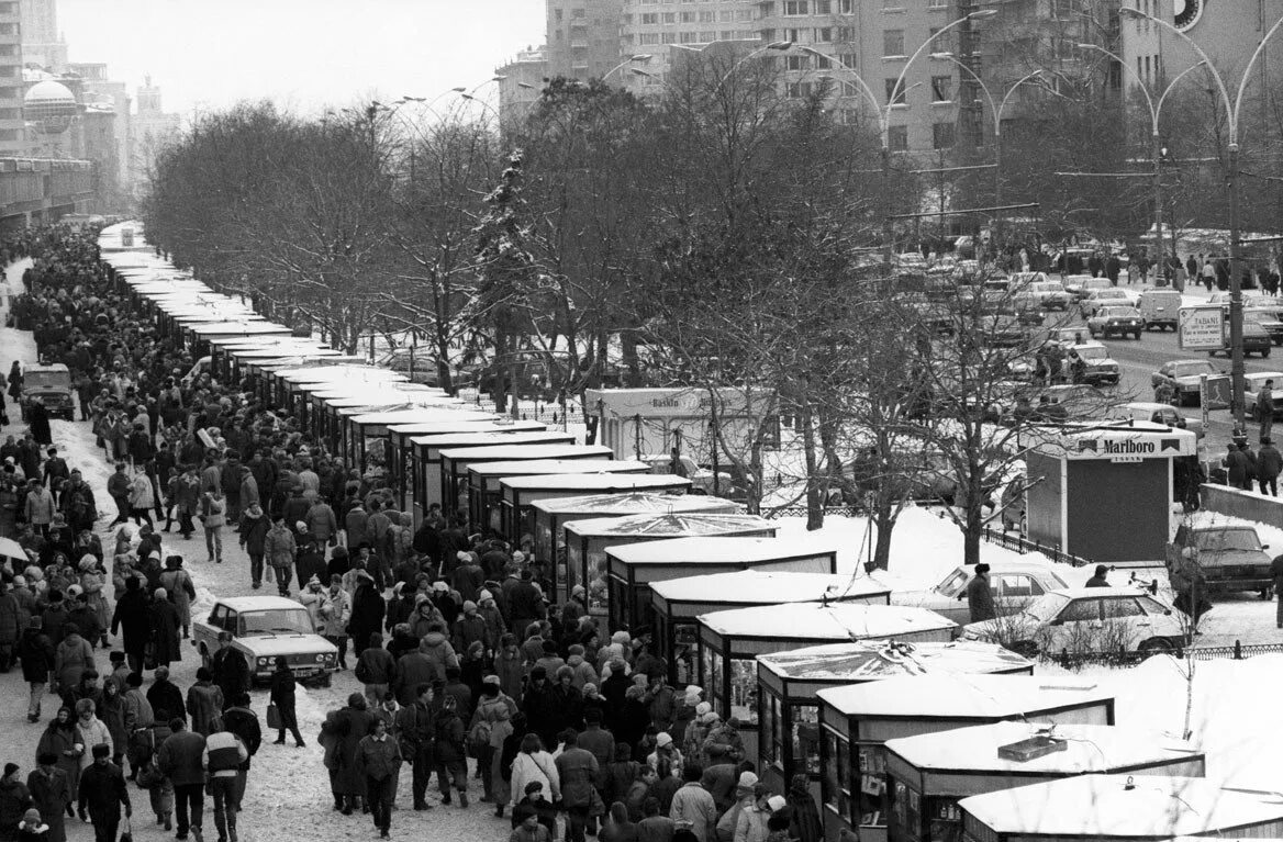 1993 век. Новый Арбат Москва 90-е. Новоарбатский проспект 90-е. Новый Арбат в 90-е. Новинский бульвар в 90ые годы.