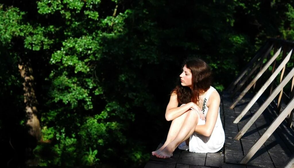 Фотосессия на мосту девушка. Шаг вперед 1. Девушка сидит на мосту. Подвесной мост в тумане. Фотосессия на мосту девушка.