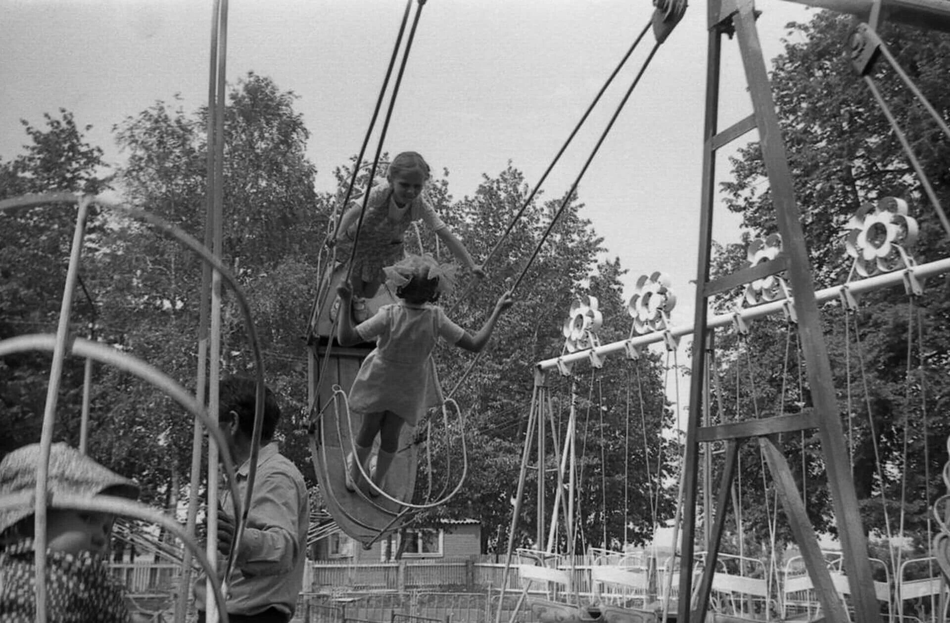 Старые развлечения. Парк Горького карусели СССР 1980. Парк Горького качели Карусель. Советские качели аттракцион. Старые качели лодочки.