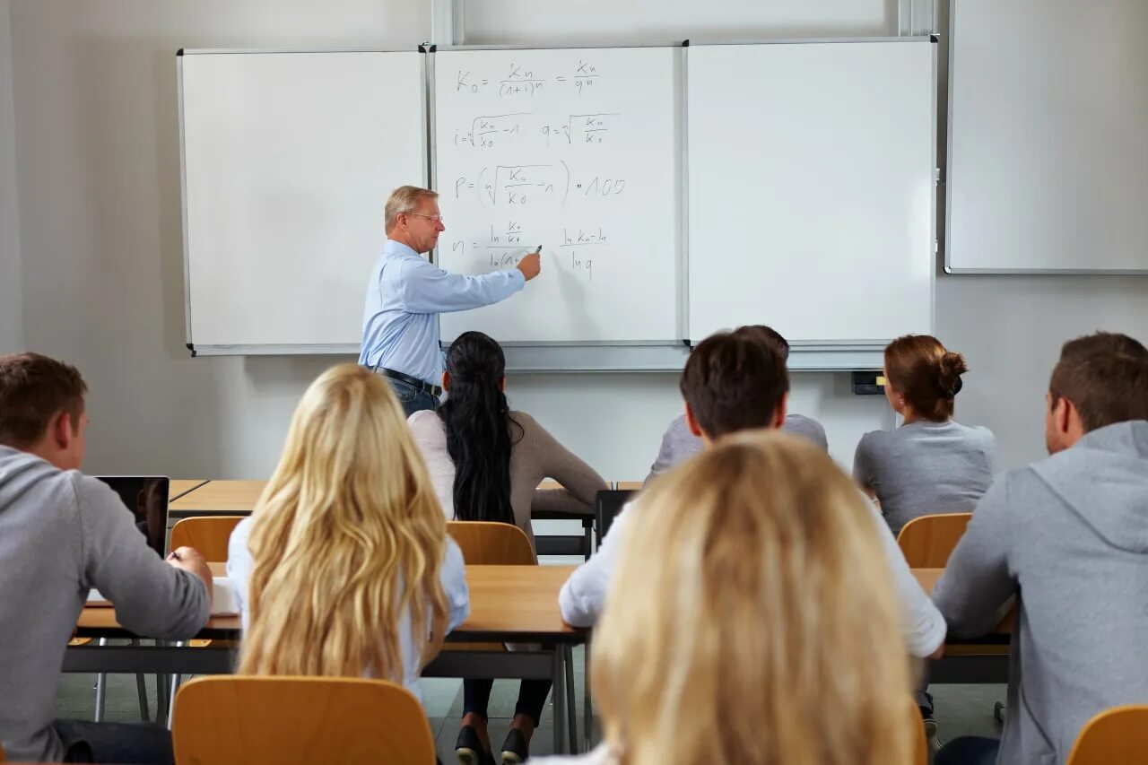 Аудитория в вузе. Аудитория в вузе. Студенты философского факультета мгу. Студенты на лекции. Лекция в университете.