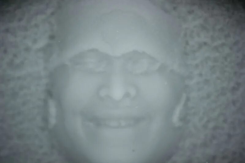 Лицо в сугробе отпечаток. Отпечаток лица на снегу фото. Лицом в снег отпечаток прикол.