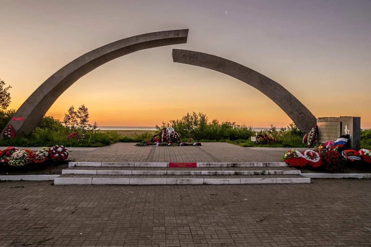 Монумент прорыв блокады Ленинграда. Мемориал разорванное кольцо блокады. Разорванное кольцо блокады памятник. Мемориал разорванное кольцо блокады Ленинграда.