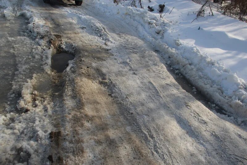 Прочищенные дороги. Неочищенные дороги от снега. Нечищенные дороги. Неочищенная дорога от снега. Яма в снегу.