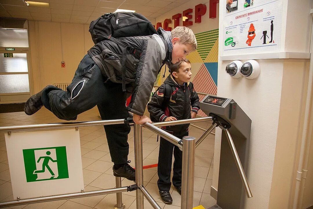 Посторонние лица в школе. Посторонние лица в школе. Если обнаружилподозрительный предмет. Антитеррористическая безопасность в школе. Посторонние лица в школе.