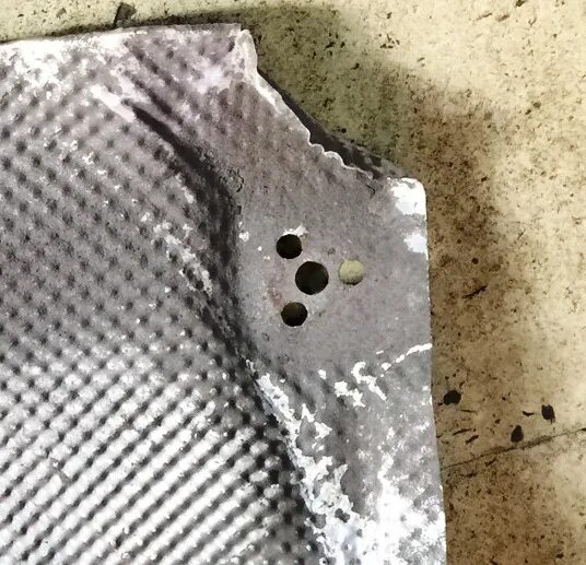 Термоэкран глушителя. Тепловой экран глушителя пежо 307. ситроен с4 защита глушителя. термоэкран chery t11 2.4 бензин. термоэкран peugeot 408.