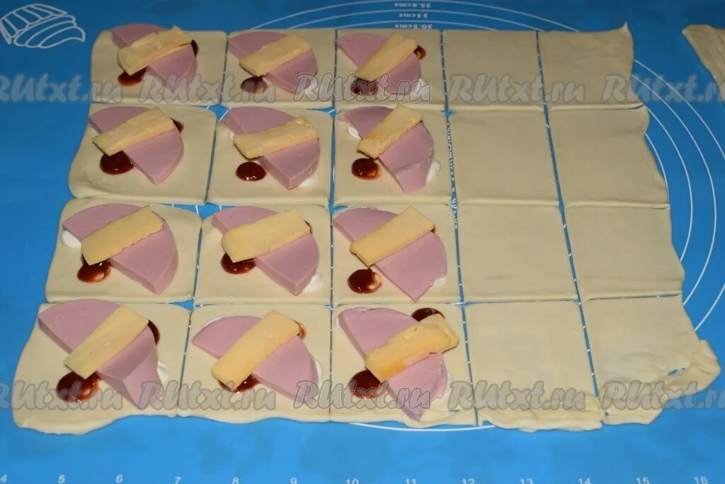 Слойки с колбасой и сыром из готового слоеного теста: 13 фото в рецепте