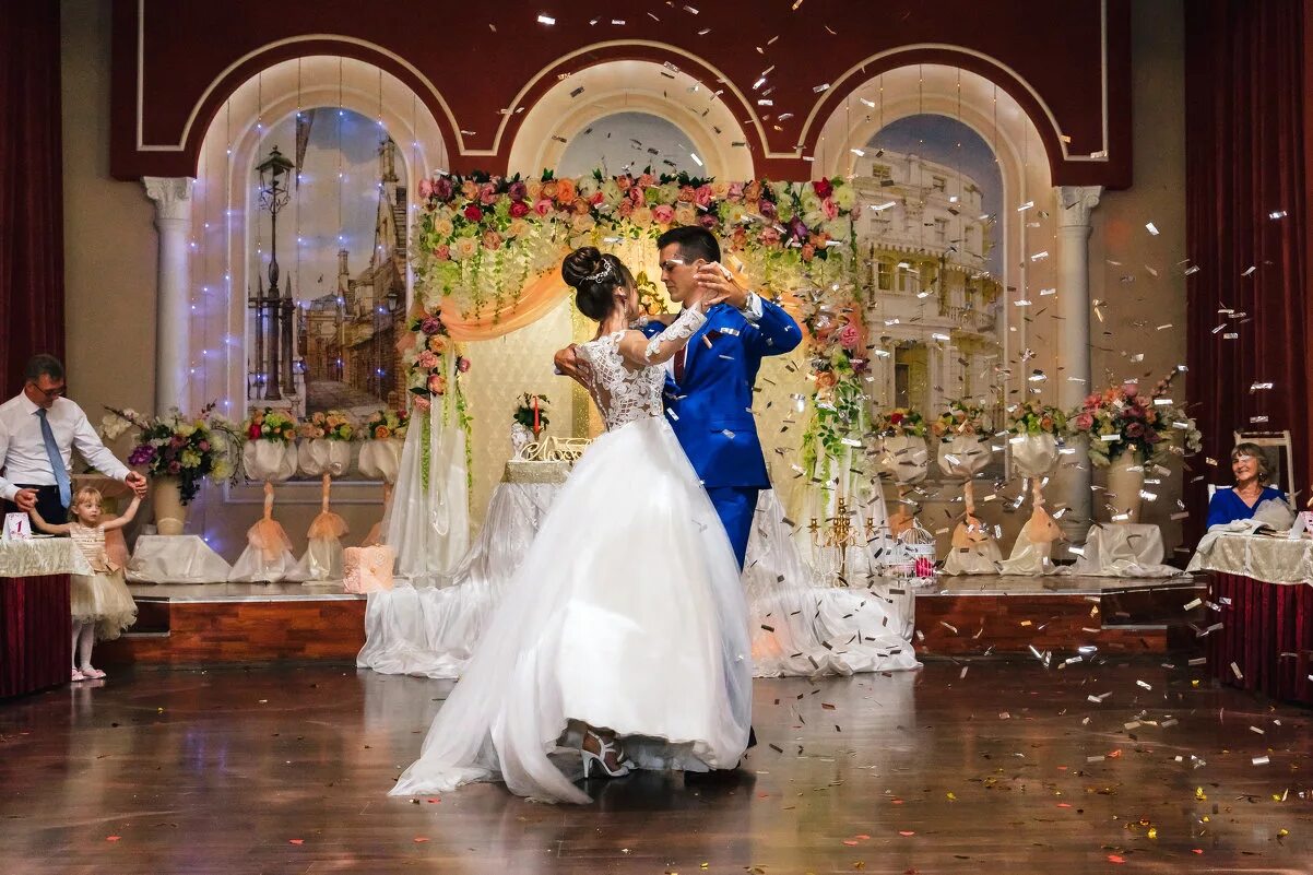 Вальс. Вальс исполняют. Вальс танец. Abbey clancy aljaz dance. Вальс.