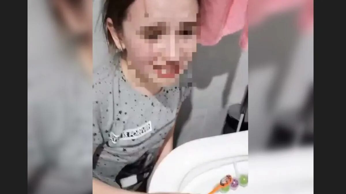 В Ростовской области мать заставила дочь. Девочка на унитазе. Подросток на унитазе.