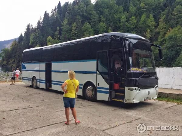 Маршрутки гагра. Экскурсионные автобусы в Абхазии. Автобусные экскурсии в Абхазию. Туристические автобусы в Абхазии. Автобусная экскурсия по Абхазии.
