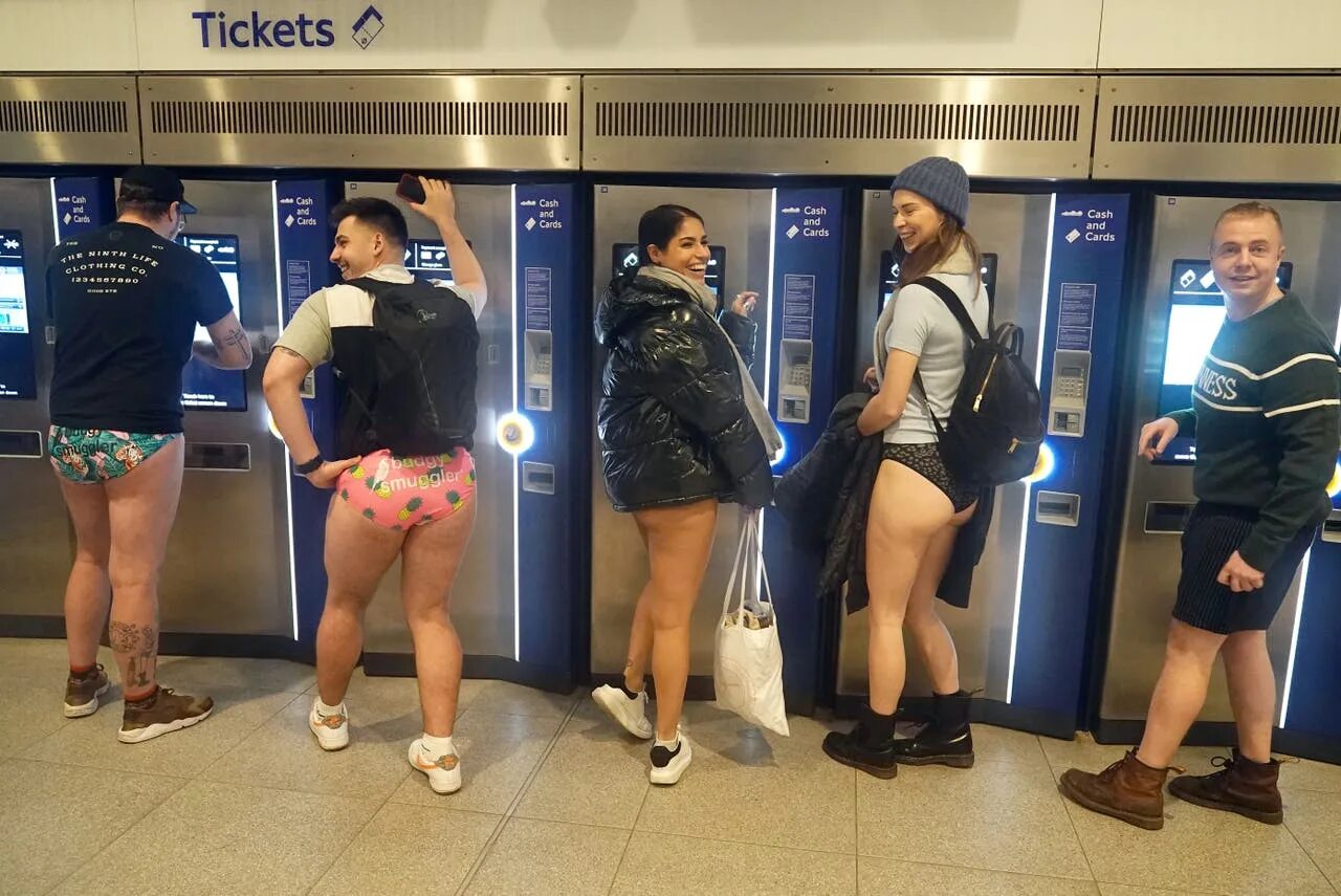 No Pants Subway Ride Москва. Акция в метро без штанов Нью Йорк. В метро без штанов 2016 Москва. День без штанов в метро. Сон без штанов