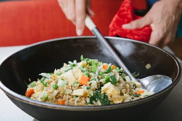 Рисовый вок. Rice Wok. Жареный рис по-тайски. Жареный рис вок. Вок с рисом вок сковорода.