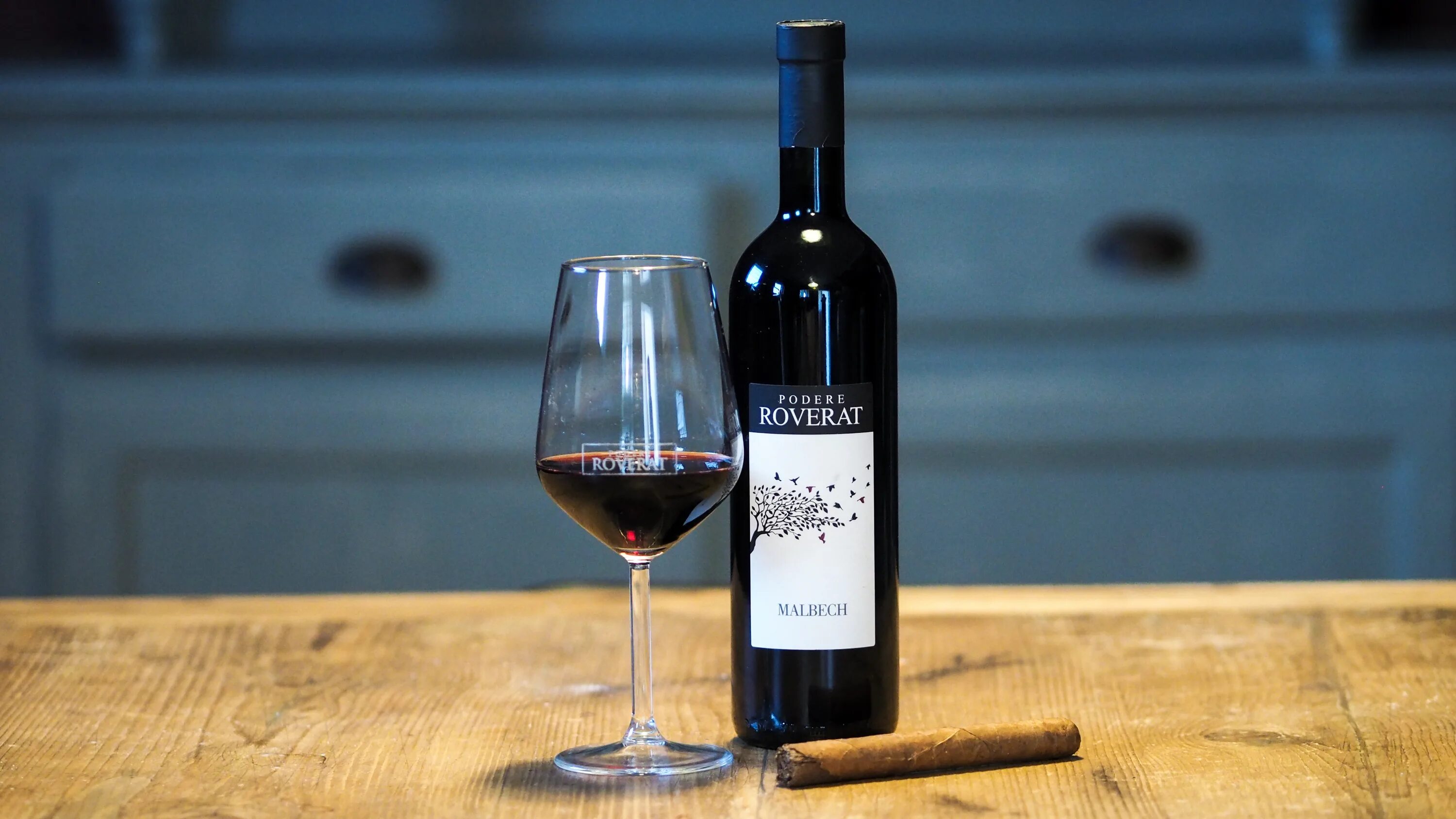 международный день мерло 7 ноября. международный день вина 18 февраля. 7 ноября международный день вина мерло. бокал красного вина. каберне совиньон франция.