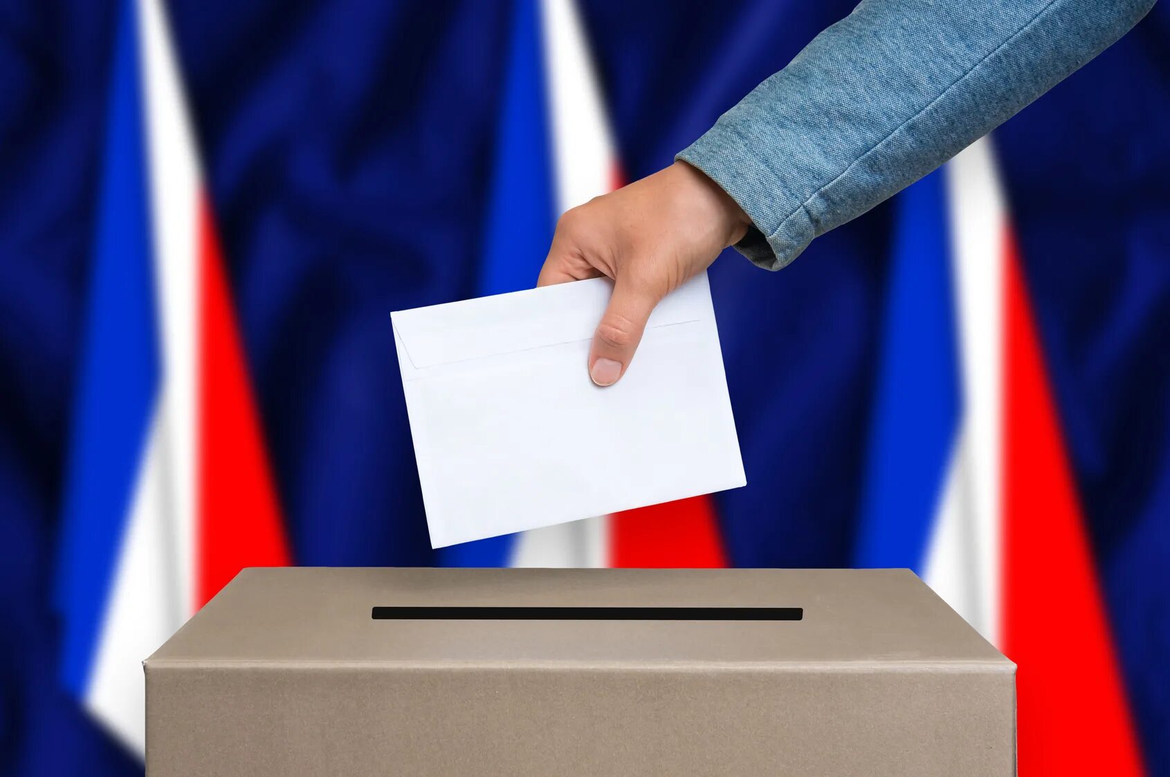Голосование на референдуме. Урна для голосования. Избирательное право Франции. Референдум во Франции.