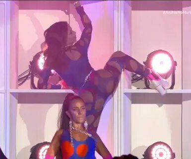 Anitta shaking her ass.