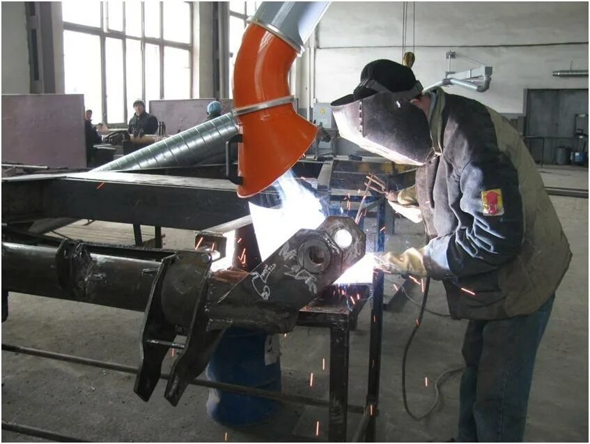 Электросварочный цех. Сварочный пост для ручной дуговой сварки. Сварочный цех оборудование. Сварочная мастерская. Организация рабочего места сварщика сварочный пост.