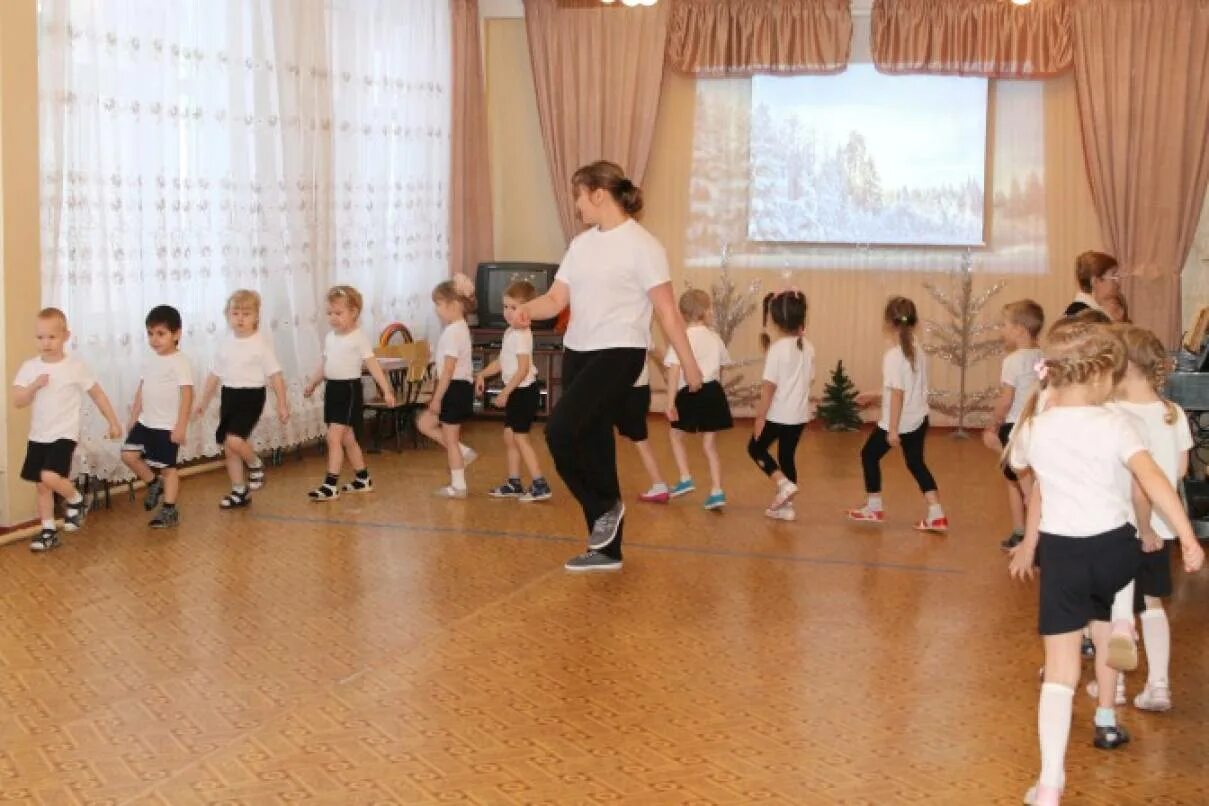 Ходьба в детском саду. Физкультурные занятия в детском саду. Ходьба в ДОУ. Детский сад бег. Шагающая зарядка