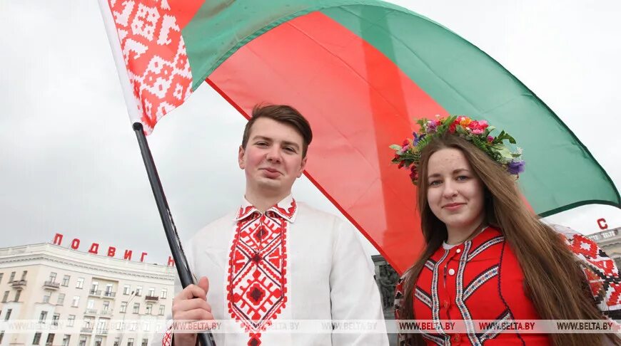 Человек это рб. Человек с белорусским флагом. белоруссия люди. молодежь белоруссии. белорусский люди с белорусскими флагами.
