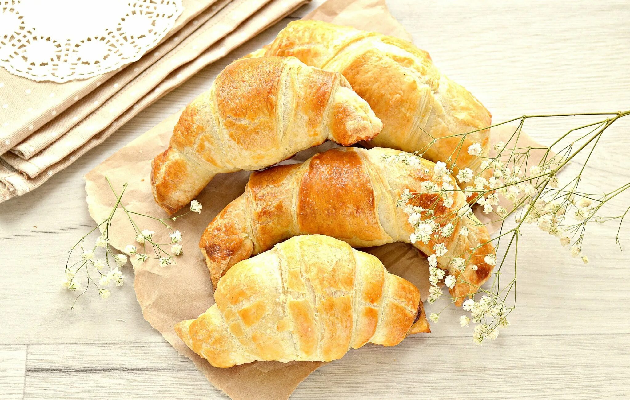 Круассаны из теста. Мютаки шемахинские. булочки круассаны. круассаны из слоеного теста. рогалик булочка.