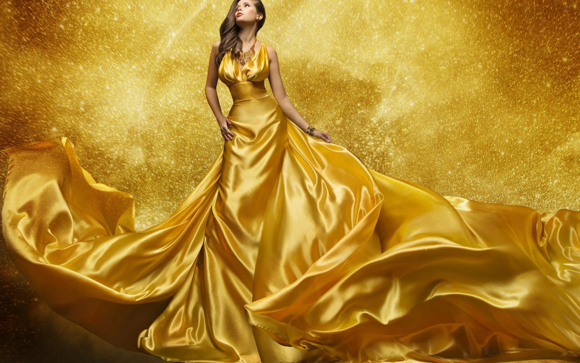 Дама в золотом хср. Золотая девушка. Платье золотое. Красивая женщина в золотом платье. Девушка золотистый фон.