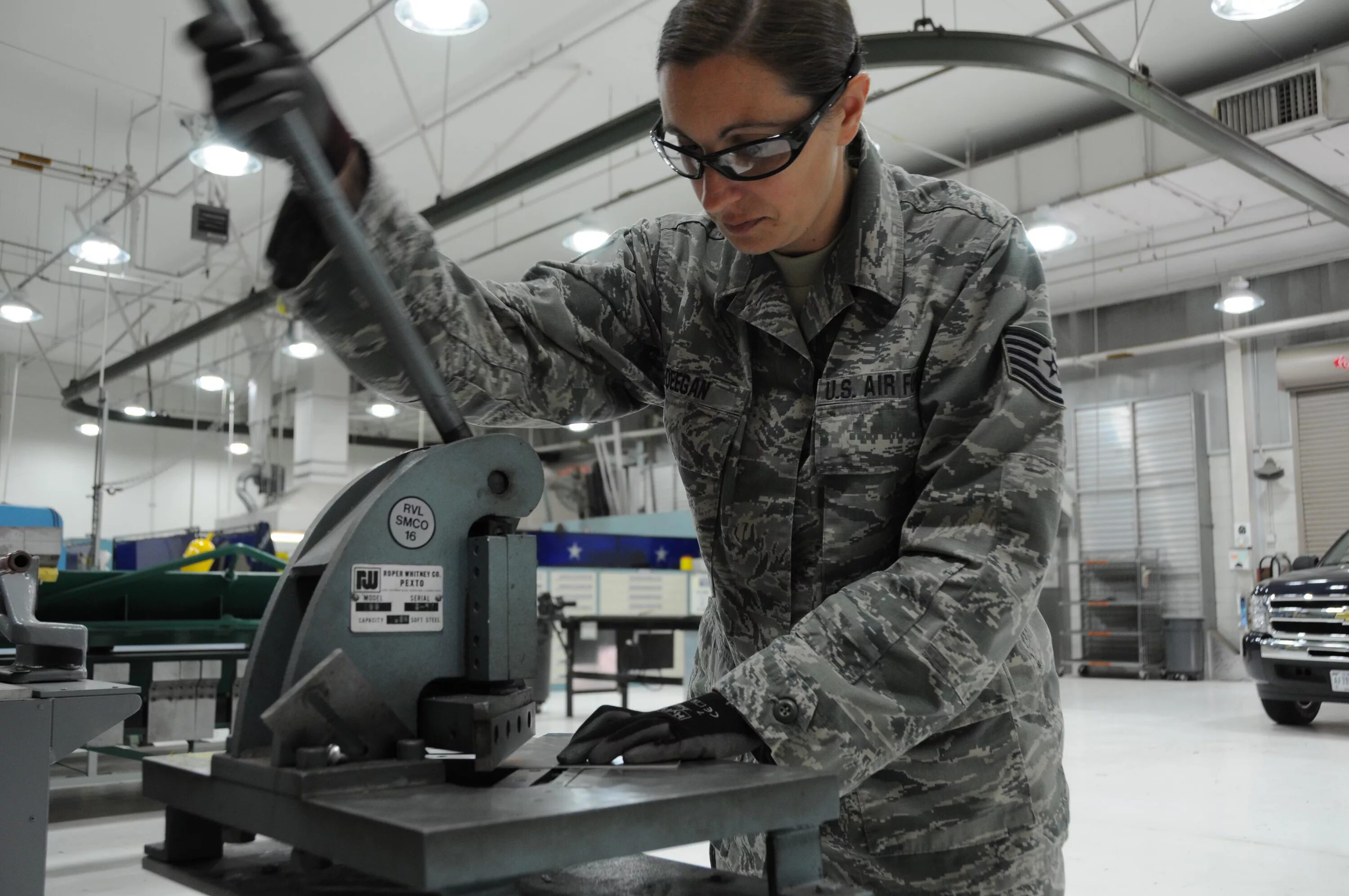 Metal tech. Производство боеприпасов. Arizona Air National Guard. Full guarding Sheet Metal. Военный механик - оптик картинки.