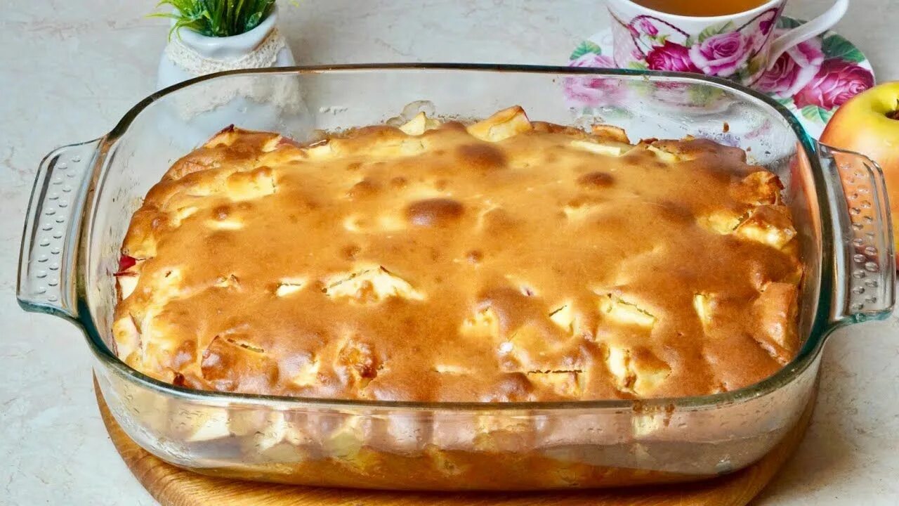 Как вкусно приготовить яблочный пирог в духовке. Яблочный пирог который во рту тает. яблочный пирог на кефире. яблочный пирог который тает во рту! просто и очень вкусно!. приготовить яблочный пирог в духовке.