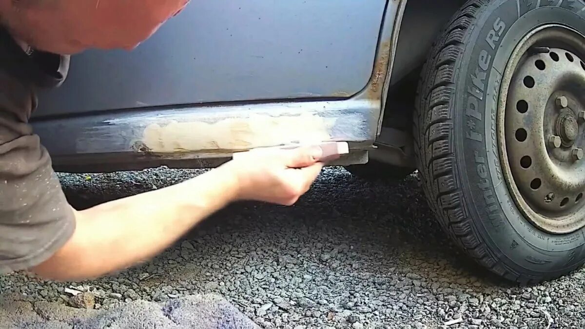 Дыра в пороге автомобиля. Чем можно заделать пороги. Заделать пороги стекловолокном. Сварка порогов автомобиля. Пороги без отверстий.