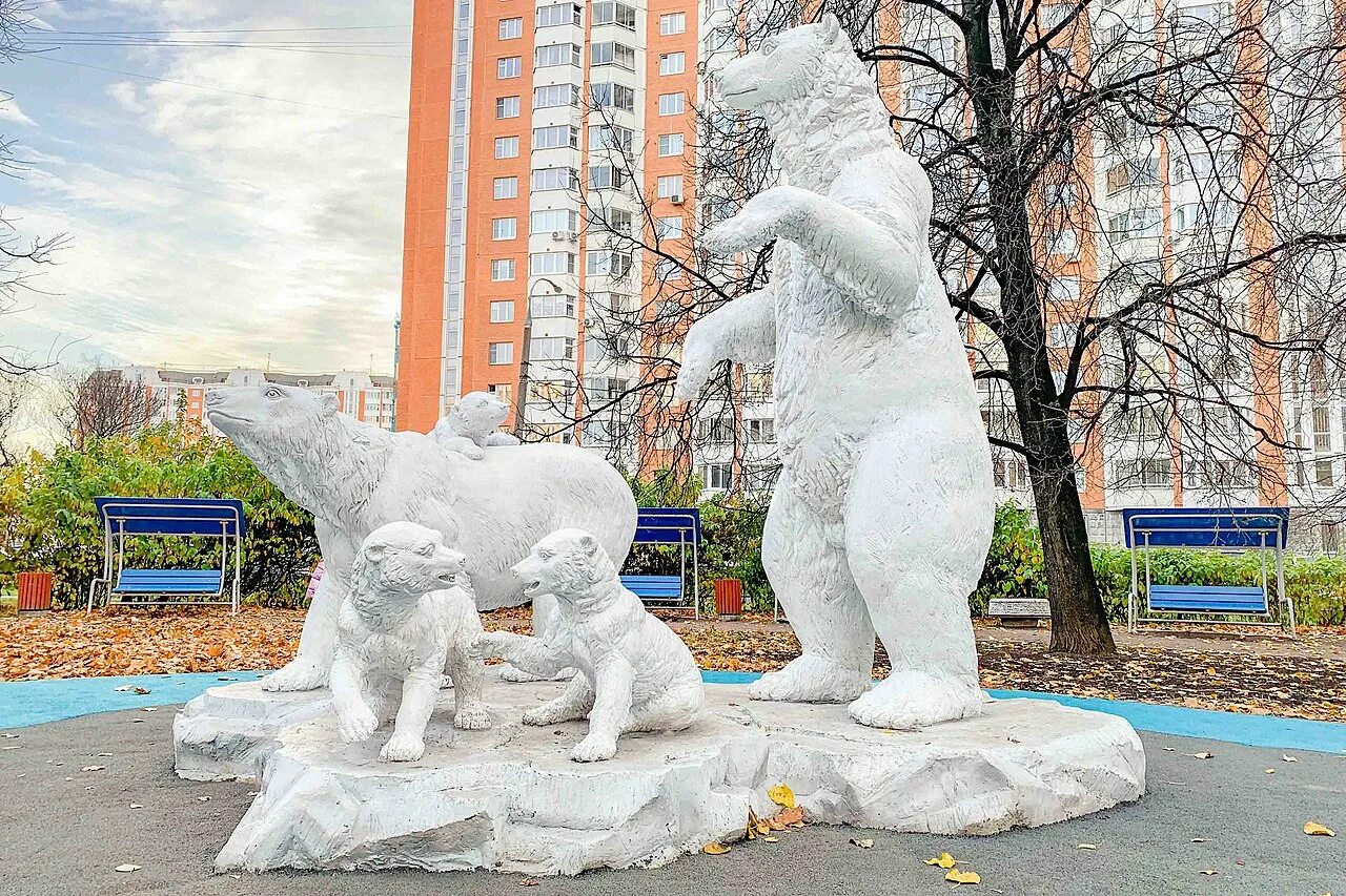 Сайты северное медведково. Сквер имени 50-летия ВЛКСМ Москва. Сквер 50 летия ВЛКСМ Медведково. Парк Северное Медведково. Северное Медведково скульптура медведя.