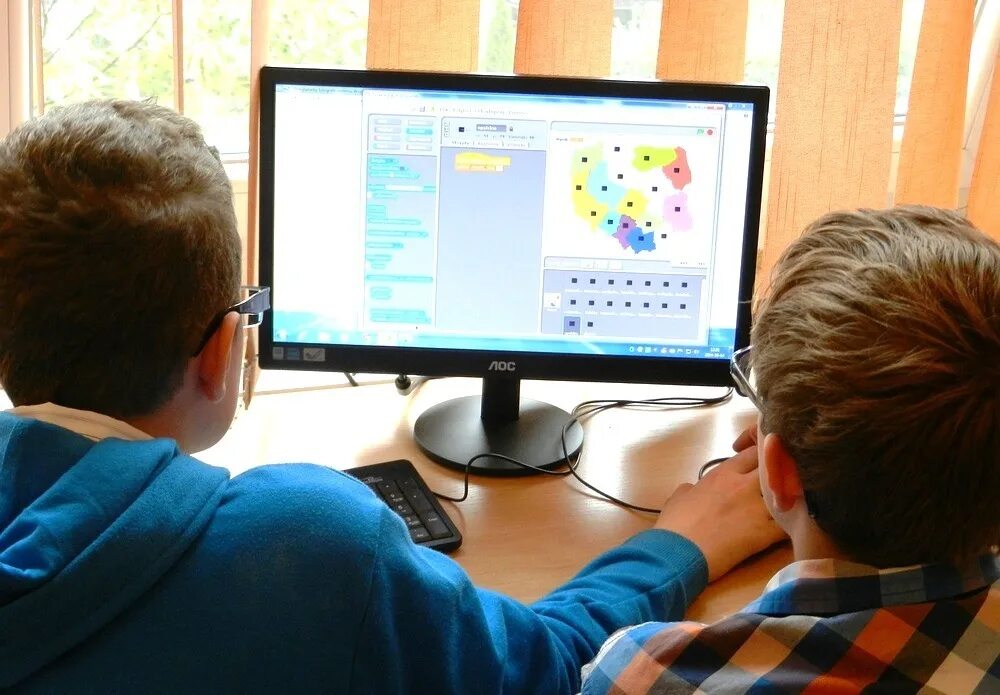 Компьютер для учебы. Школьники на информатике. Компьютер для школьника. Ученик за компьютером. Дистанционный урок математики