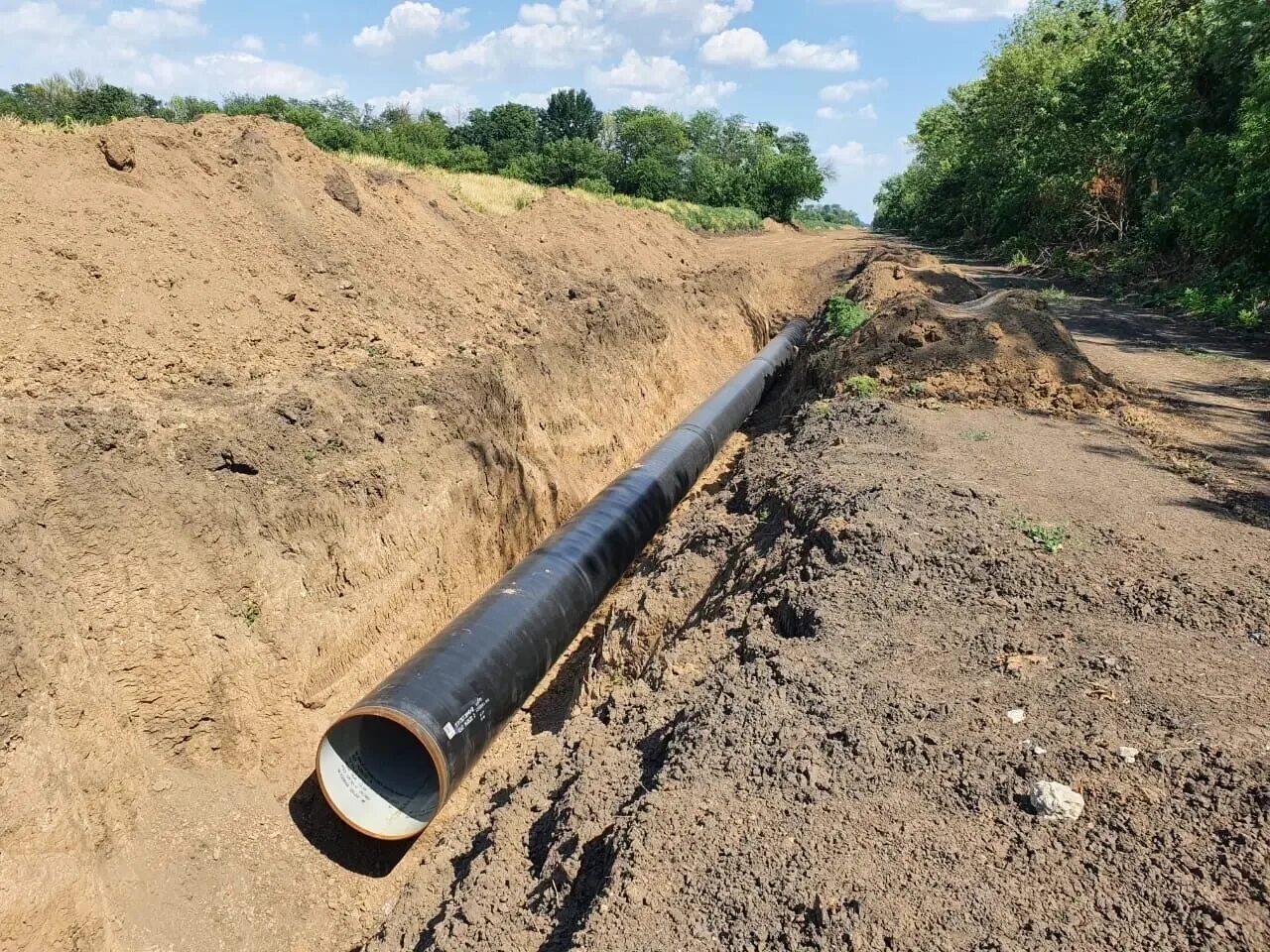 Порыв водопровода. Реконструкция водопровода. Труба в земле. Строительство водовода.