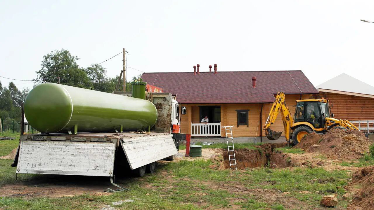 Газгольдер дома отзывы. Газгольдеры для загородного дома. Газгольдер на дачу. Газовые цистерны для частного дома. Автономная газификация участка.