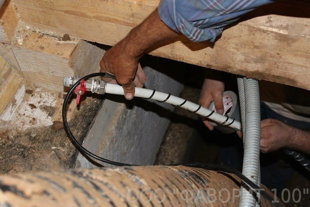 Узел водоснабжения в частном доме. Водоснабжение в частном доме из скважины. В дом зашла вода. Врезка пнд трубы в магистраль. В дом зашла вода.