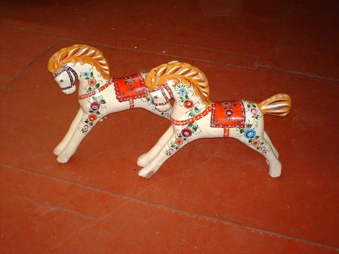 Народная игрушка лошадка. Народная игрушка Каргопольская лошадка. Городецкая глиняная игрушка. Каргопольская роспись лошадь. Городецкая игрушка лошадка глиняный.