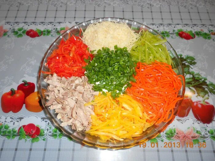 салат светофор с кириешками. салат светофор с болгарским перцем. салат калейдоскоп. салат калейдоскоп с корейской морковкой. салат кучками с корейской морковью и ветчиной.