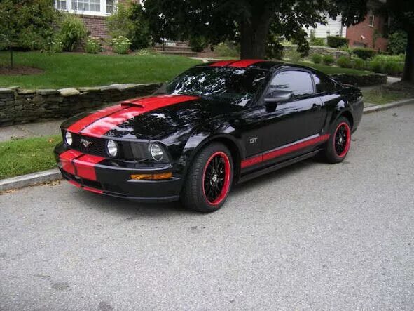 Черно-красная mustang ford. Красный ford mustang 2005. Форд мустанг красный. Форд мустанг черный с полосками 2015. Форд мустанг 4.