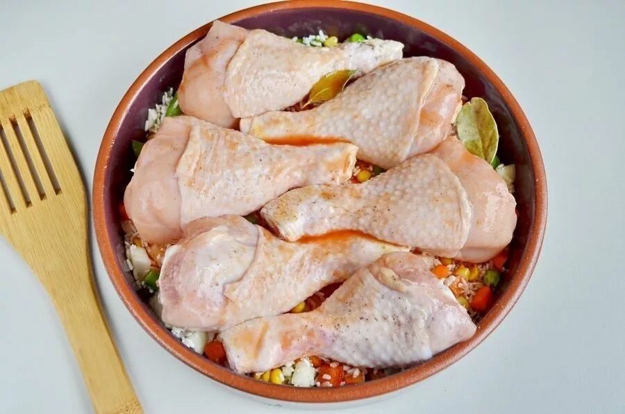 Курица с рисом и овощами в рукаве. Куриные ножки с рисом. Куриные ножки запеченные с рисом. Голень с рисом. Куриные ножки запеченные с рисом и овощами.