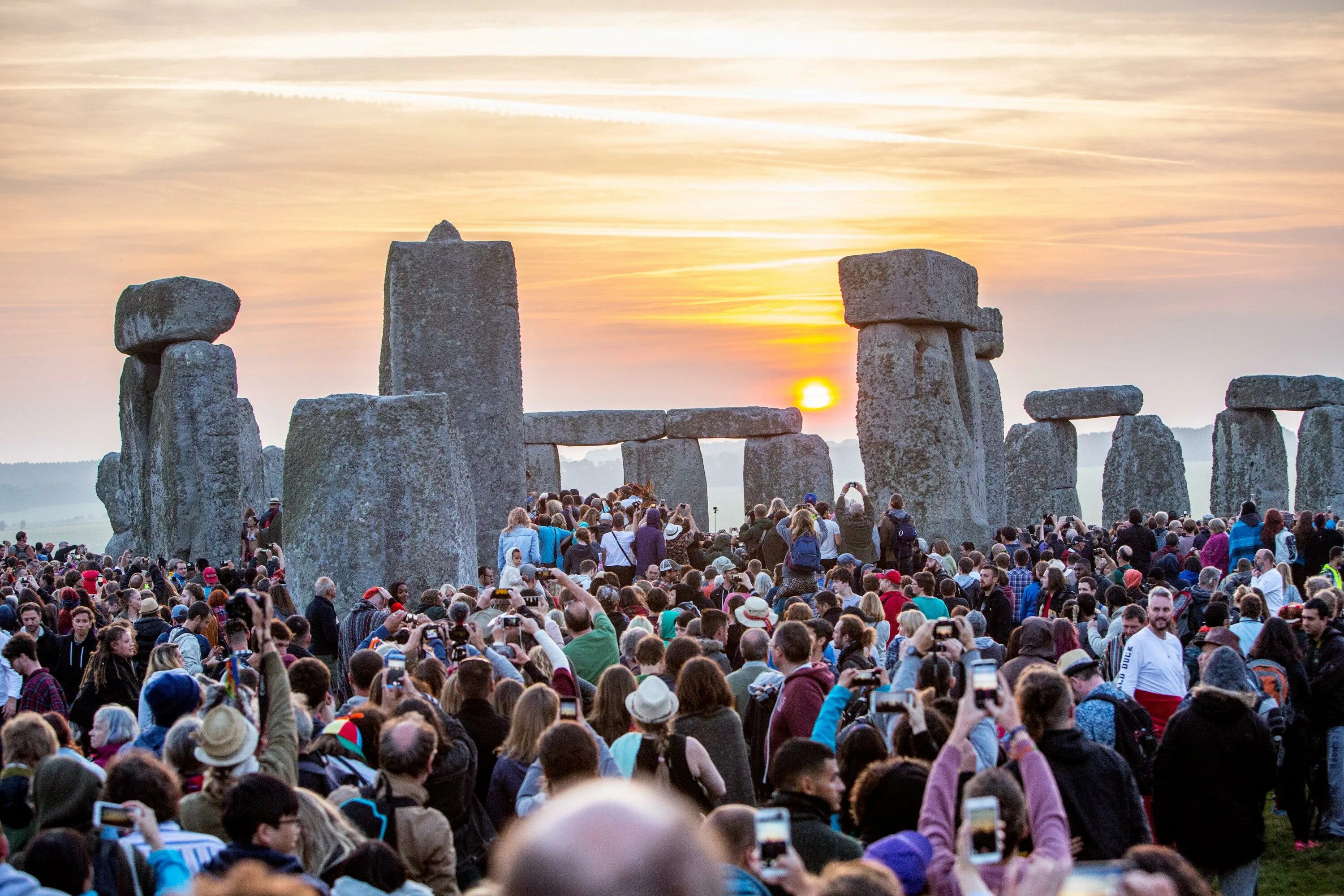 И является популярным среди. Стоунхендж солнцестояние. Фестиваль Stonehenge Festival. Стоунхендж, Великобритания туристы. Стоунхендж Великобритания 2022.