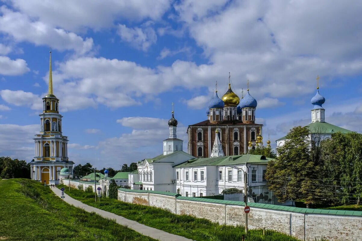 Улица полонского рязань архитектура. Памятник с есенина церковь спаса на яру. Рязань памятники архитектуры. Памятники архитектуры рязани. Усадьба мальшина рязань.