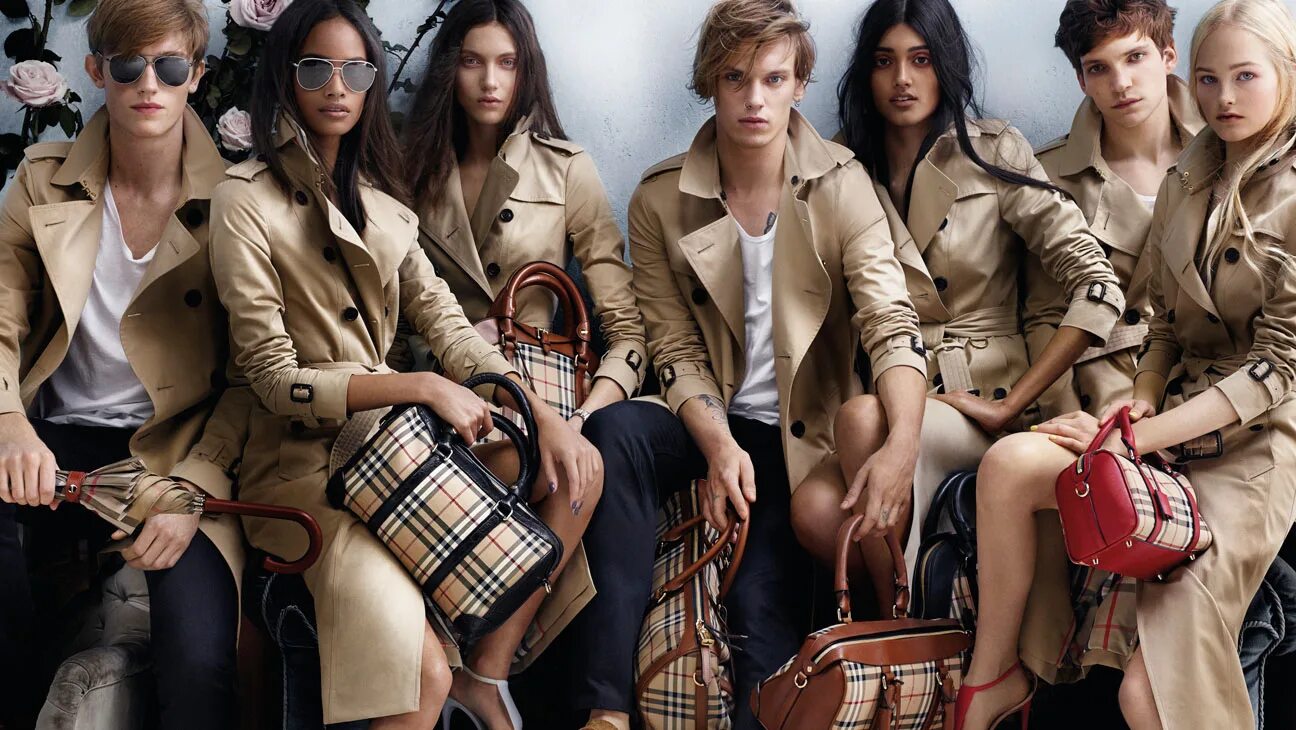 Берберри бренд тренч. Стиль Барбери. Burberry тренч 2014. Burberry Spring Summer 2022. Некоторые модели имеют