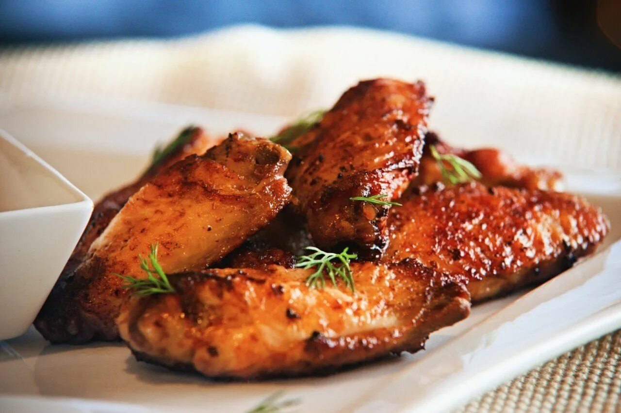 куриные крылышки в духовке с корочкой. крылышки гриль. запеченные куриные крылышки в духовке. куриные крылышки в духовке с корочкой хрустящие. куриные крылышки в духовке с корочкой хрустящие.