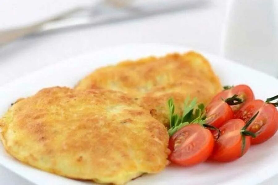 Отбивные из куриного филе с мукой. Куриные отбивные в кляре. отбивные из куриной грудки в кляре. отбивная из куриного филе в кляре. отбивные из курицы в кляре.