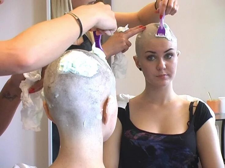 Video shave girl. Бритье лица девушки. Video shave girl. Dyed heart buzzcut. Девушка сбривает себе волосы.