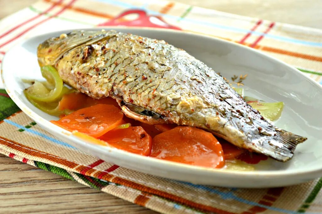 Рыба с овощами в сметане. Рыба запеченная с овощами. Рыба с овощами в духовке. Рыба на овощной подушке. Рыба с овощами на сковороде.