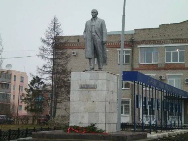 Сколько в городе исилькуле. Памятник ленину в исилькуле. г исилькуль омская область. памятник ленина в городе исилькуль.