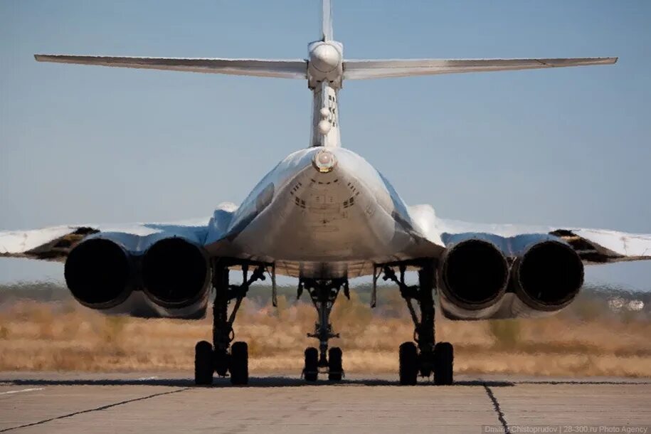 Самолет 4 россии. Ту-160 белый лебедь. Белый лебедь самолет ту 160. Стратегический бомбардировщик России ту 160. Ту-160 сверхзвуковой самолёт.