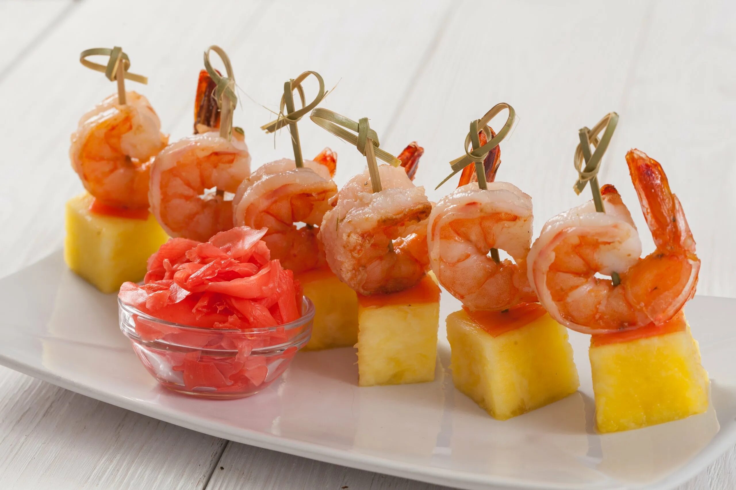 канапе креветка с цукини и. канапе с креветкой и черри. канапе с креветками рецепты с фото простые. канапе с креветками и оливками. канапе креветка ананас креветка.