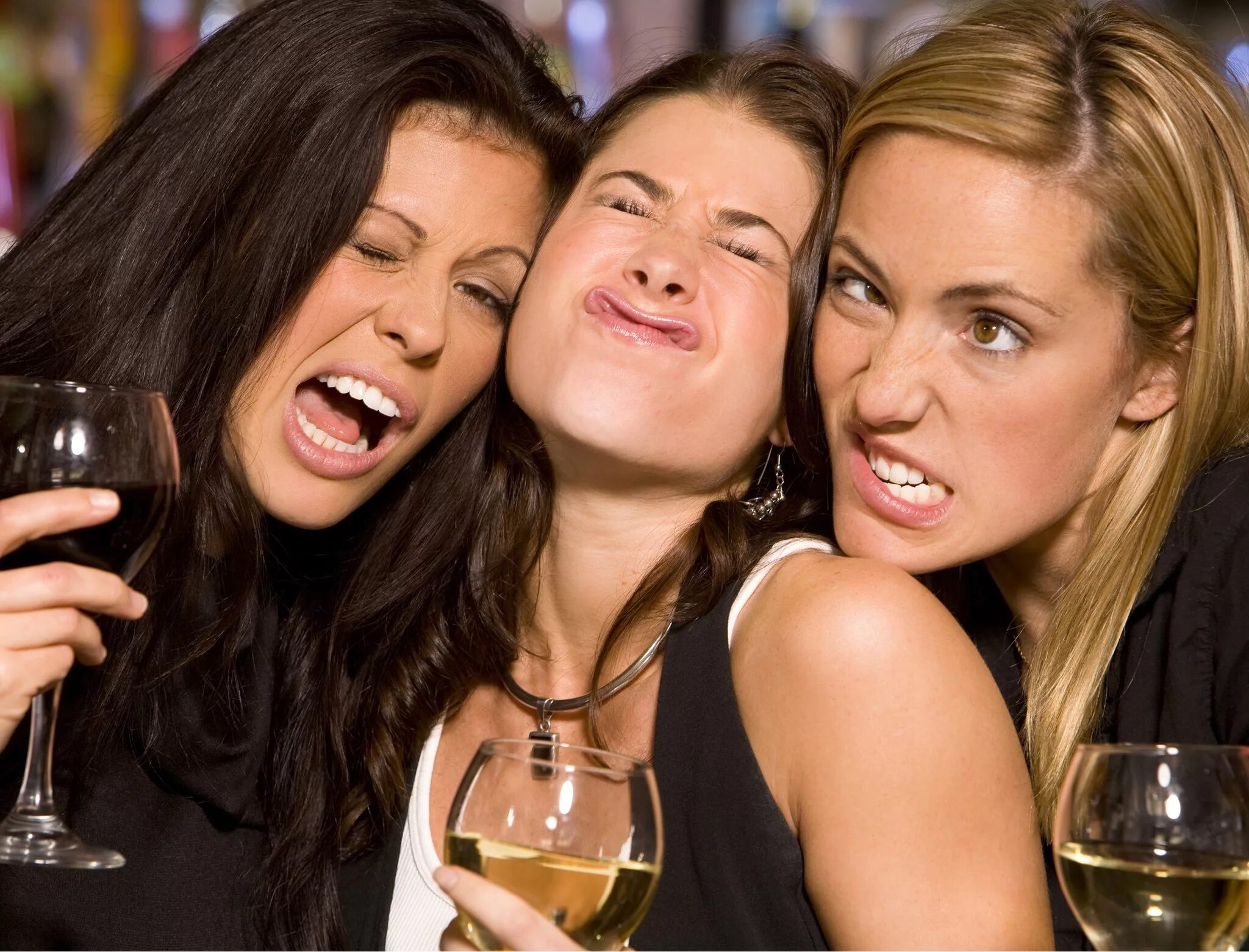 Включи 2 женщин. Подруги бухают. Подруги пьют. Подруги выпивают. Подруга.