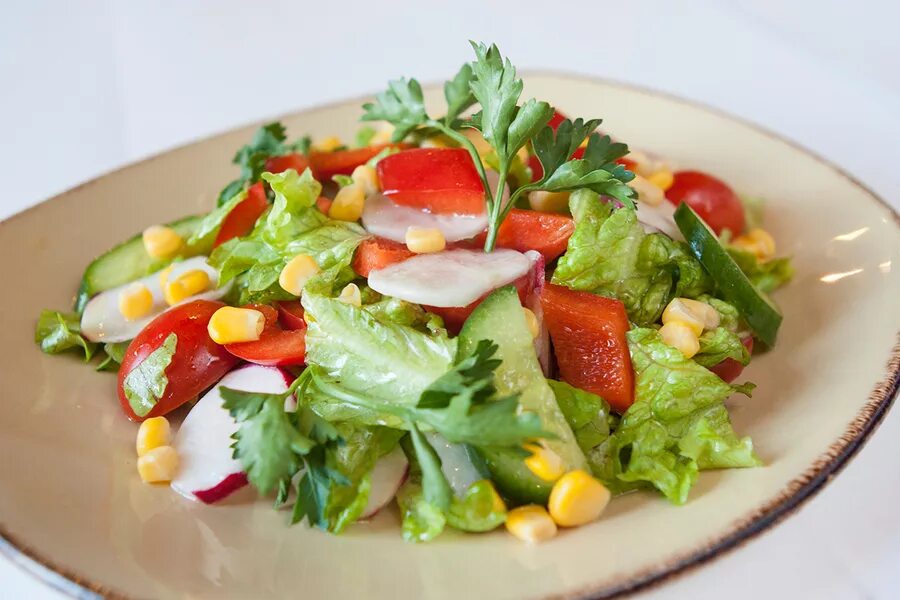 салат с кукурузой и помидорами. мексиканский салат с огурцом. салат пекинская капуста кукуруза помидор. салат с редисом и кукурузой. салат с помидор и сыра.