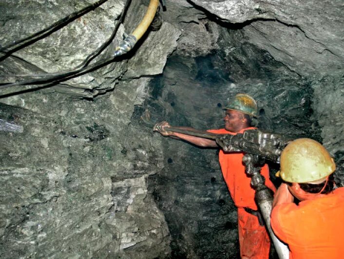 Полезные ископаемые которые добывают шахтеры. Полезные ископаемые которые добывают шахтеры. Добыча руды шахтёры. Урановые рудники на украине. Уголь добыча донбасс шахта.