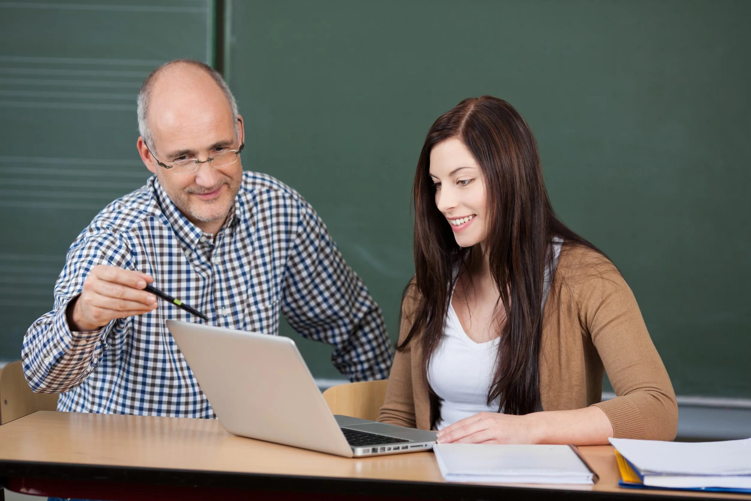 Репетиторство общество. Мужчина профессор. Assistant Professor. Senior student