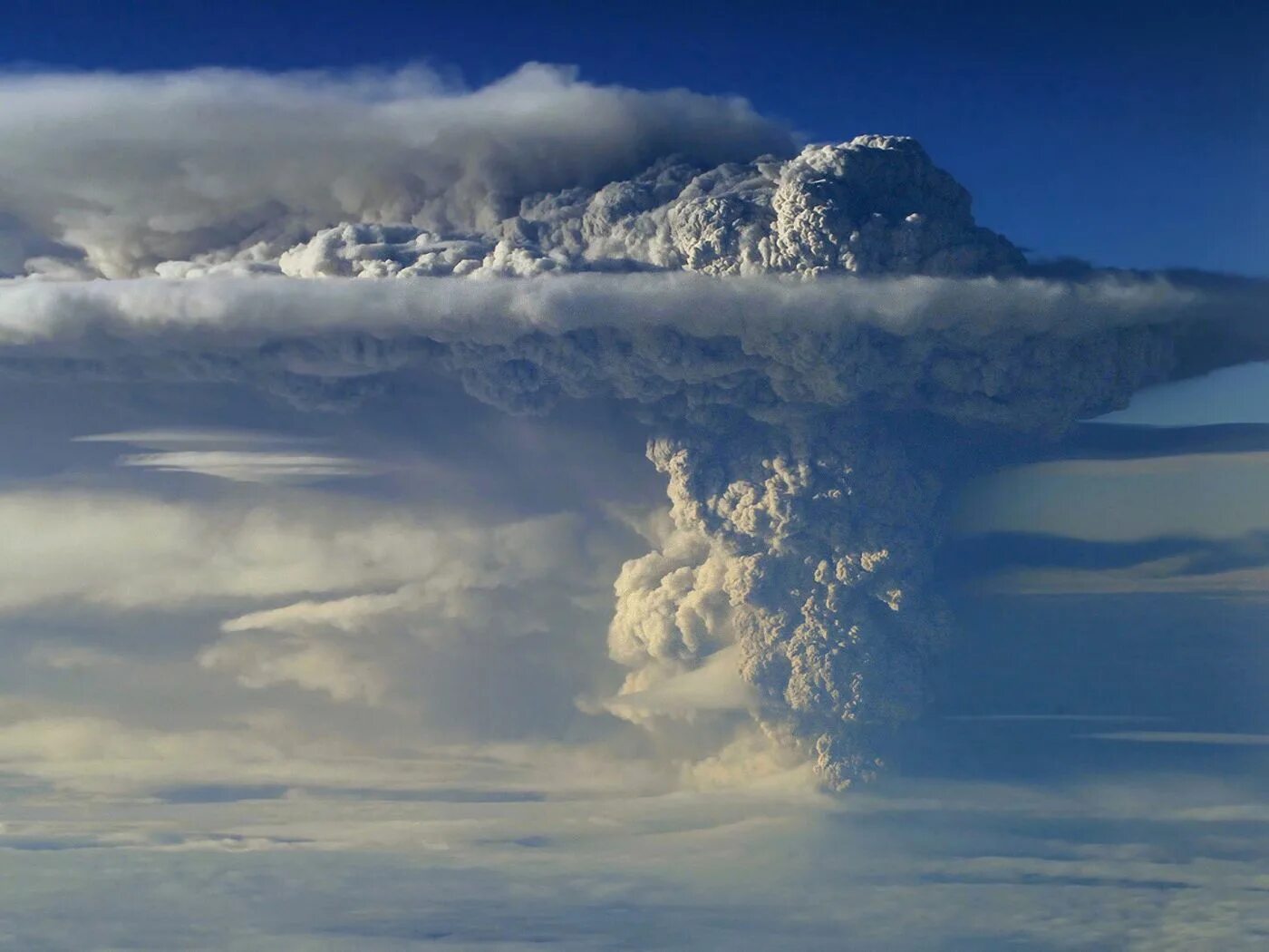 Извержение вулкана в Чили Пуйеуэ. Вулкан Пуйеуэ Чили. Извержение вулкана Пуйеуэ 2011. Извержение вулкана Пуйеуэ в Чили 2011.